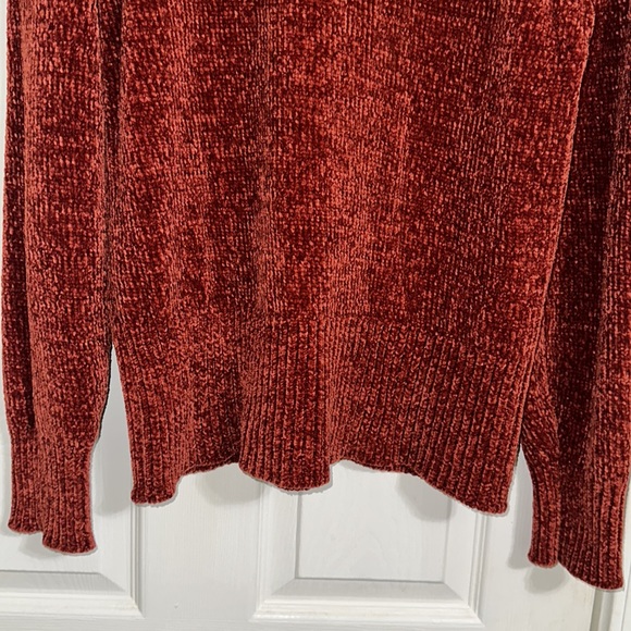 SOLD: Rust-colored Sweater 🍁 - Picture 4 of 7